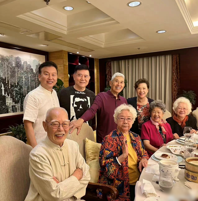 张泽群|央视主持张泽群与众戏骨聚会!87岁张勇手豪饮红酒,刘晓庆求邀约