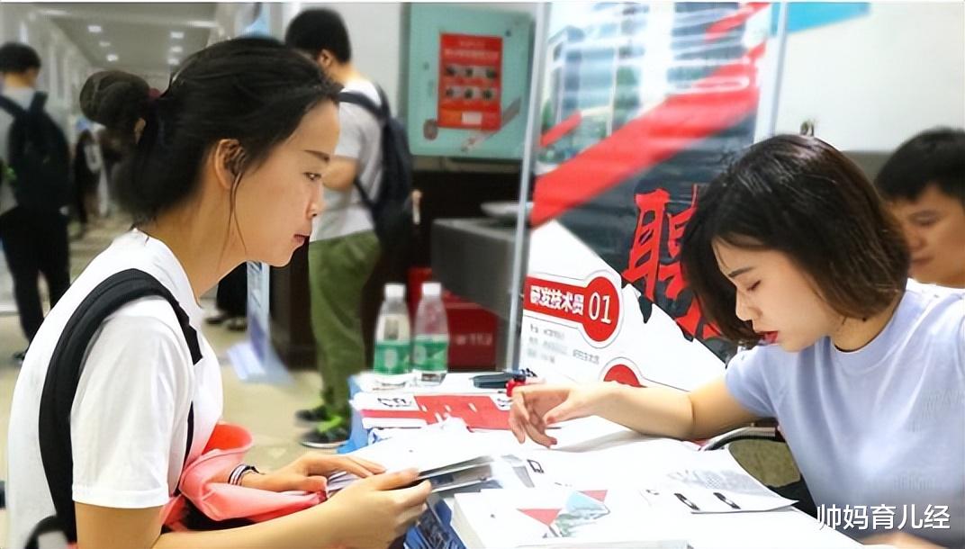 大学生|太二酸菜鱼招聘公告，服务员要有双一流学位，却引大学生争抢