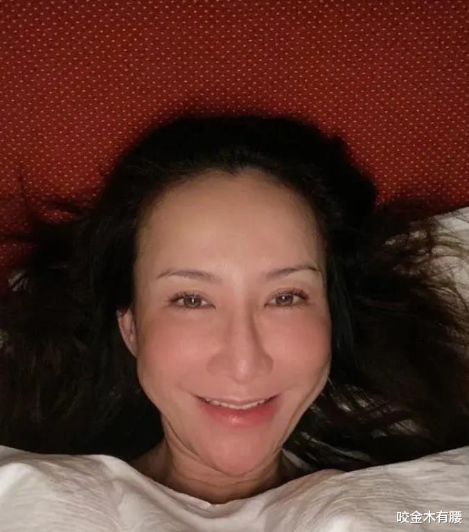 李玟|歌手李玟家中热舞,肋骨线条惹人羡慕,奈何五官被嘲像“格格巫”