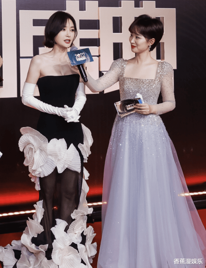 秦岚|恋情被曝13天后，秦岚、魏大勋同台不同框，前后脚登台却暗暗发糖