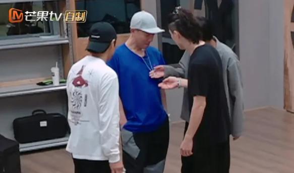 寒鸦少年|《披哥2》张震岳部落成功PK掉张智霖部落,《寒鸦少年》意难平