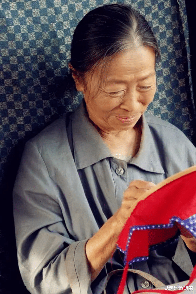 张少华|丑娘张少华,去世一年后,丈夫在悲痛中坚强,孙女曾是她的骄傲