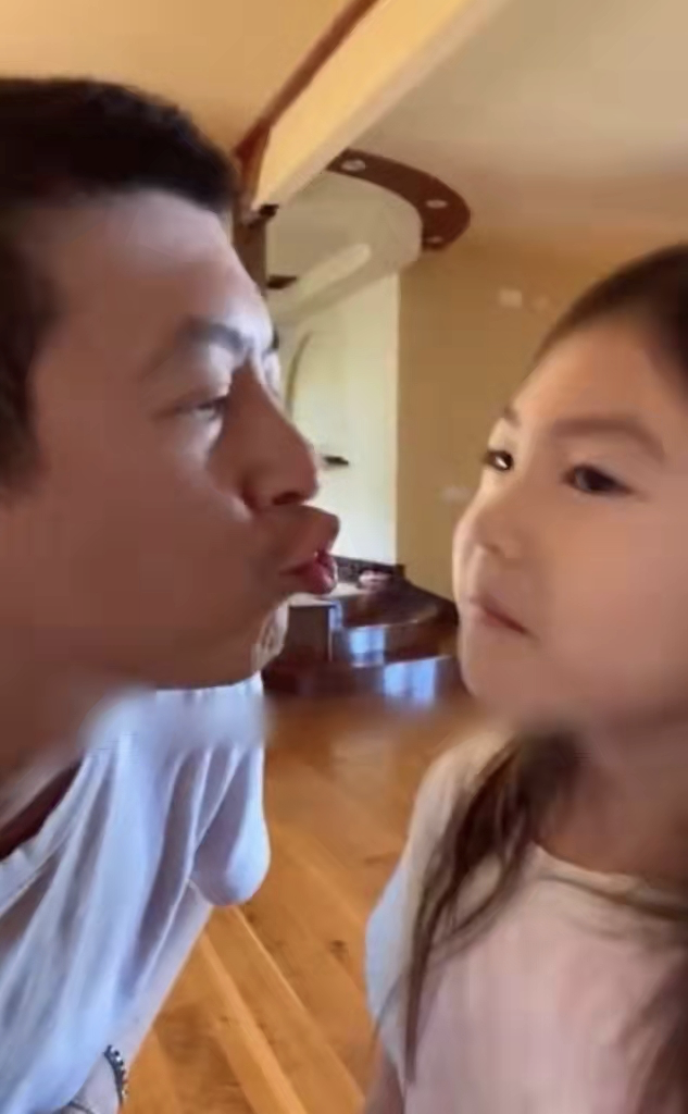 陈冠希|陈冠希带女儿直播显苍老，自称“本山冠希联名”，父女嘴对嘴亲吻