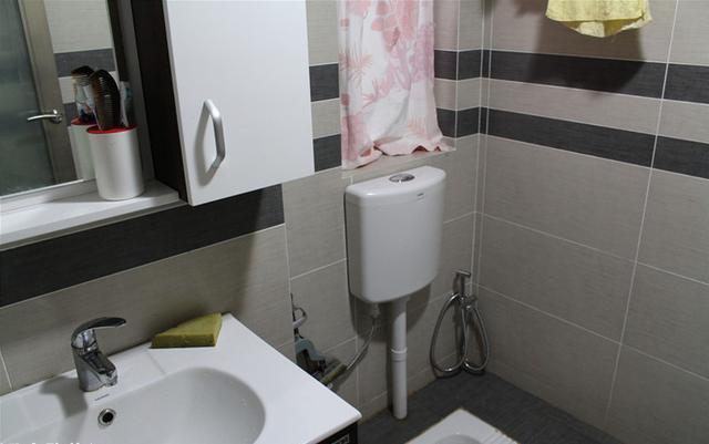 新房不封阳台只刷大白墙,朋友看后都说头一次见防盗窗这么装的!