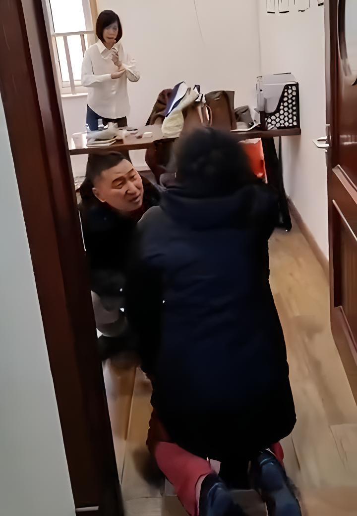 保安大鲨鱼幼儿园倒闭不退钱,姥姥哭着向园长下跪:快逼死我了