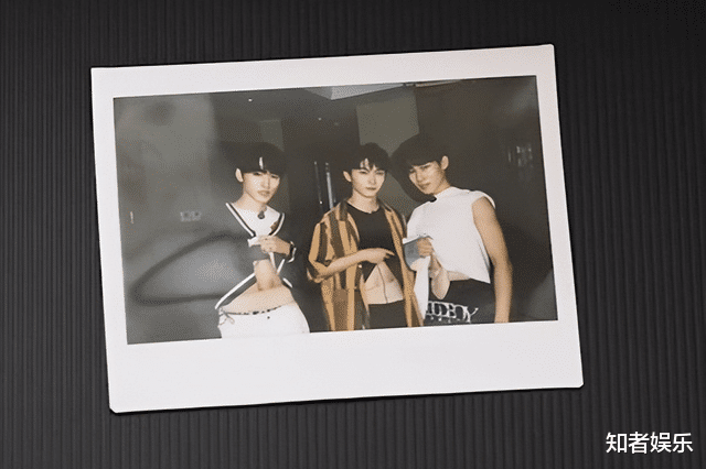 刘耀文|时代少年团组团秀腹肌，评论两极分化，刘耀文身处其中尴尬不已