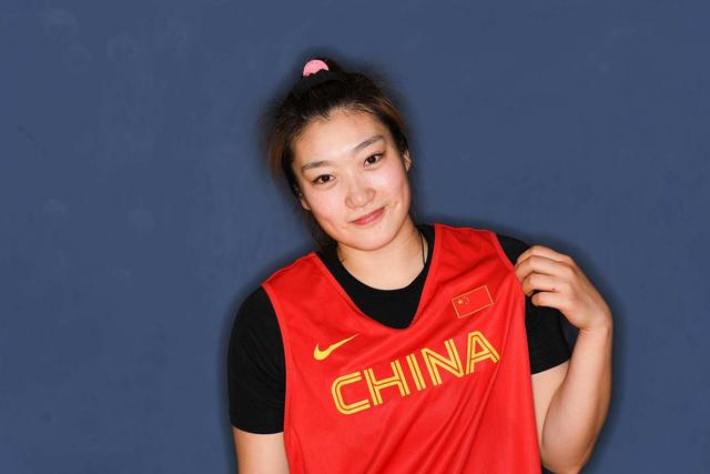 林书豪|中国女篮滞留欧洲后，李梦深夜打破沉默发声，姚明意外，球迷落泪
