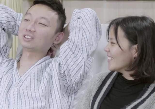 律师|李圣直播内涵28事件进展,用手转毛笔被网友解读,被指在暗示必立