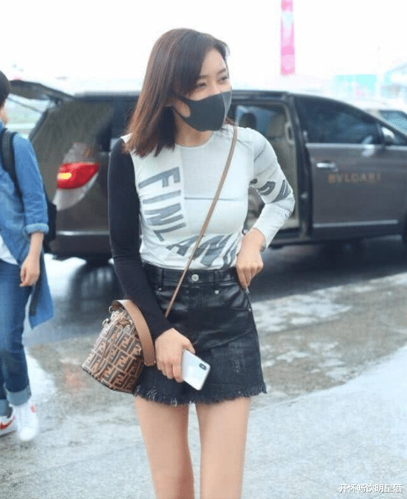 袁姗姗|“扁豆角”的6厘米牛仔裤，袁姗姗的娇羞美感，网友：可爱！