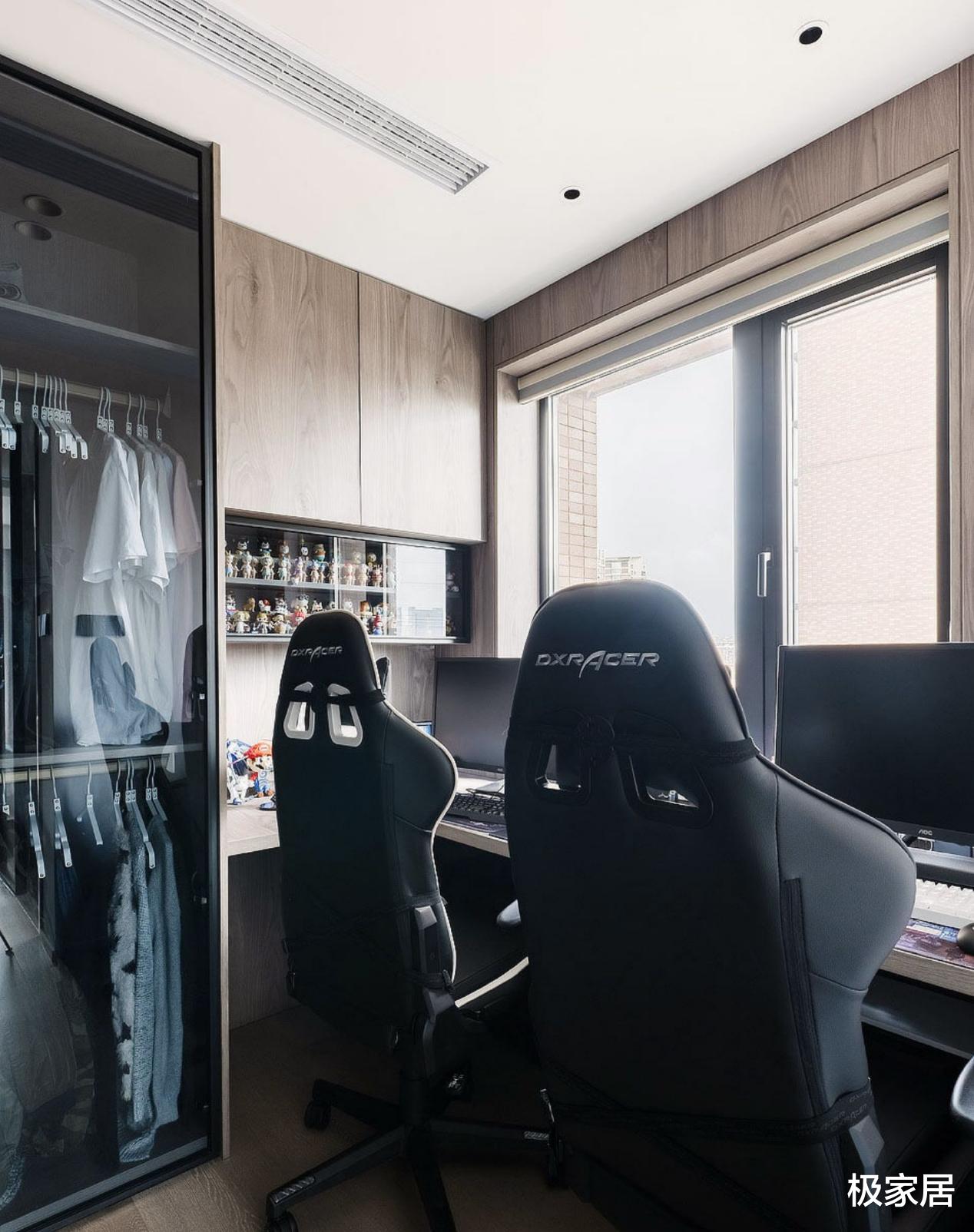 极简风也能被填满各种元素,打造手办的家,还有猫咪的爱巢