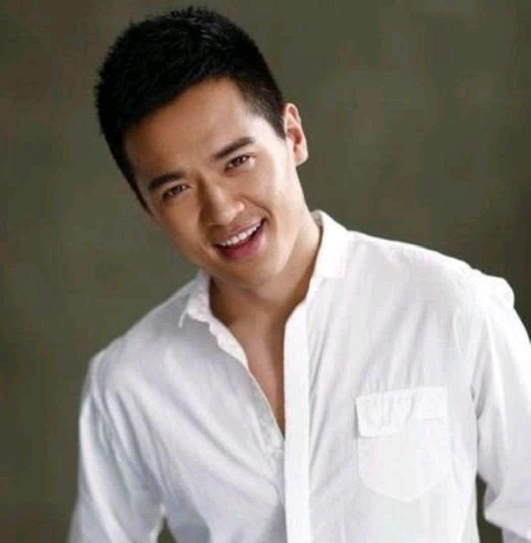 高云翔|高云翔微笑自拍状态好,总结40岁却忘了感恩董璇