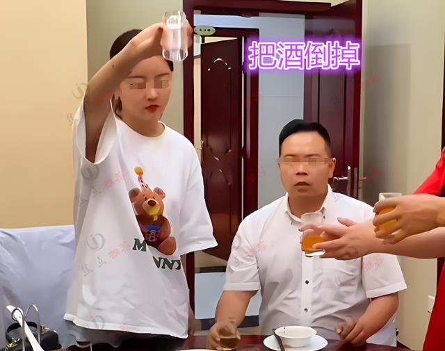 丈夫聚会迟到,同桌客人甩脸色,妻子把酒泼掉:不给我面子不喝了