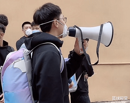 广东男篮|广东抵住所！数百人迎接，杜锋+众球员拿话筒谢球迷，小九九暖心