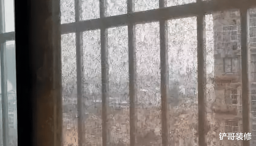 家里纱窗脏了怎么办?教你正确做法,不拆不卸,污渍哗哗往下掉