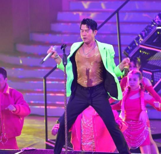 郭富城|不受偷拍者影响,TVB台庆绝对最大咖,57岁郭富城依然活力拉满