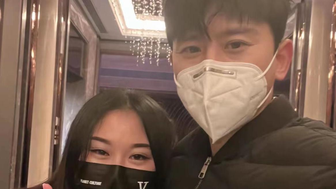 张杰|张杰举止惹争议！和女粉丝私下合照被指太亲密，女方靠其怀中甜笑