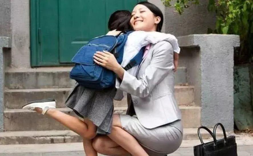 婆婆接孩子晚到10分钟,儿媳妇怒扇其两耳光,称:让她长点记性