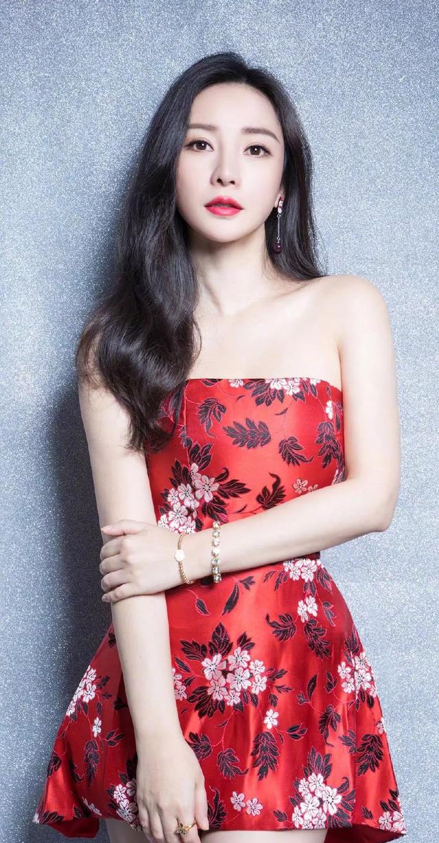 柳岩|柳岩今年41岁，为什么找不到对象？当她高跟鞋蹲下的那刻起。