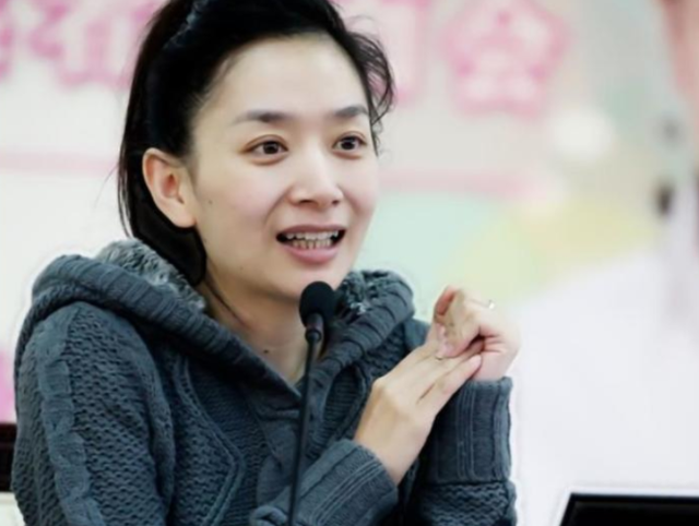 王芳|年少成名，嫁大15岁高学历老公，独自产检生女，今靠直播月入百万