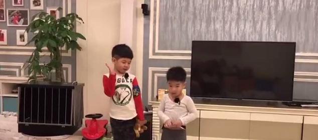 参观沙溢胡可的豪宅,客厅地面铺设立体瓷砖,整面照片墙显温馨