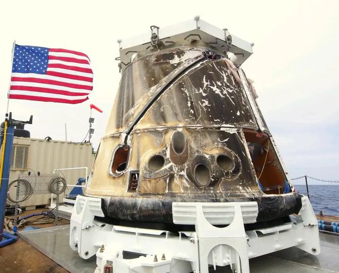 神舟十四号发射成功!为何神舟只能坐3人,龙飞船最多能坐7人?