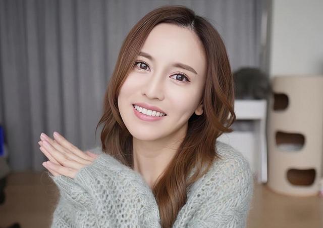 雨侨|恭喜!37岁香港知名女星雨侨宣布怀二胎,晒孕肚写真秀S型好身材