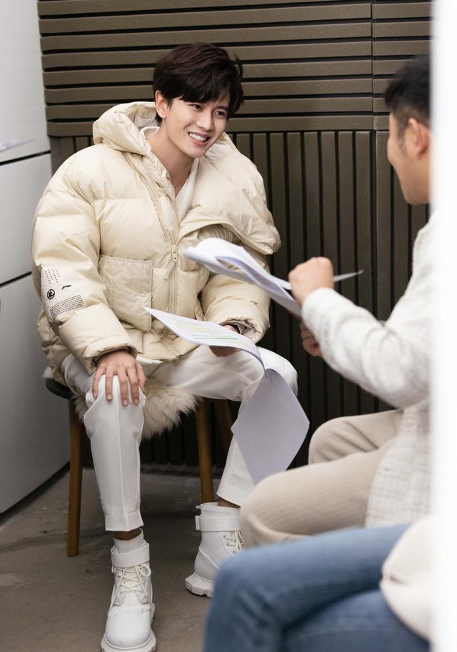 任嘉伦|任嘉伦工作室再营业，限量版大白超级可爱，跟工作人员笑盈盈讨论