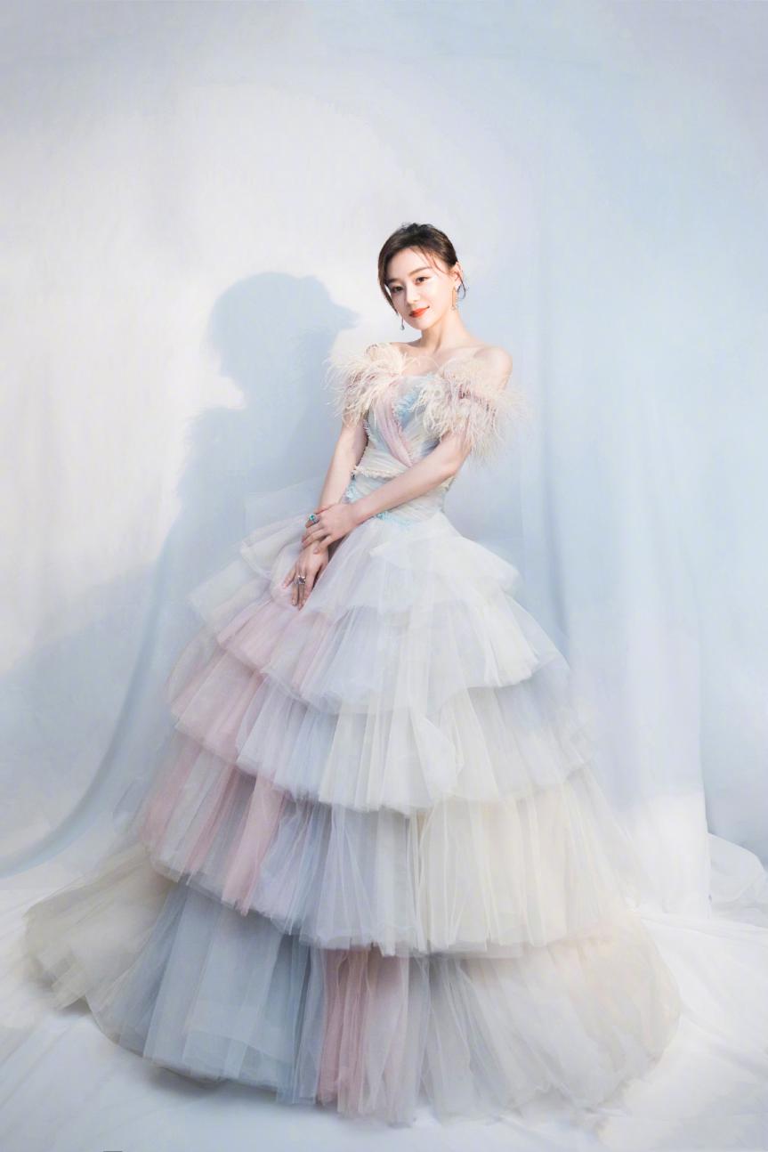 关晓彤|关晓彤真的成熟了，一袭黑裙小性感中透露着优雅，妩媚动人 。