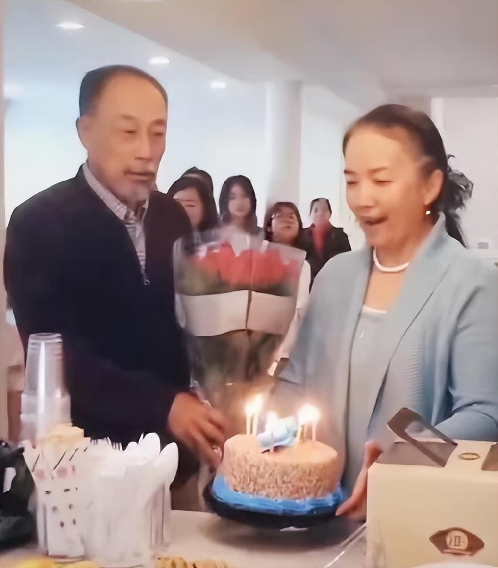 吕丽萍|63岁吕丽萍美国庆生,豪宅内摆酒庆贺,丈夫孙海英满脸呆滞