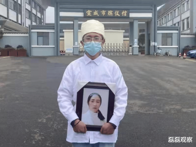 2021年,父亲烧死母亲,儿子将父亲告上法庭:求判死刑,怕他报复