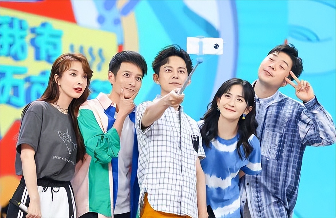 杜海涛 杜海涛与好友聚餐,发际线高被质像浪胃仙