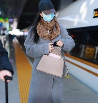 刘亦菲|刘亦菲在高铁被网友偶遇,手上钻戒引人注意,鼻子山根超高