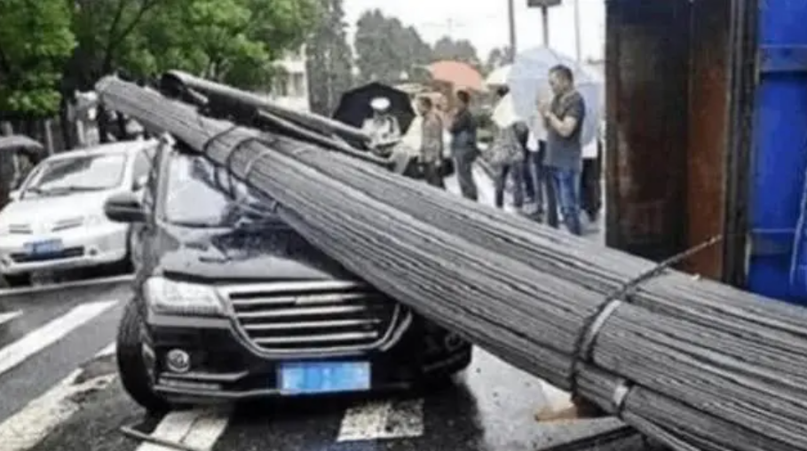一场车祸为车企“正名”,有的扛起几吨重的钢筋,有的撞翻货车