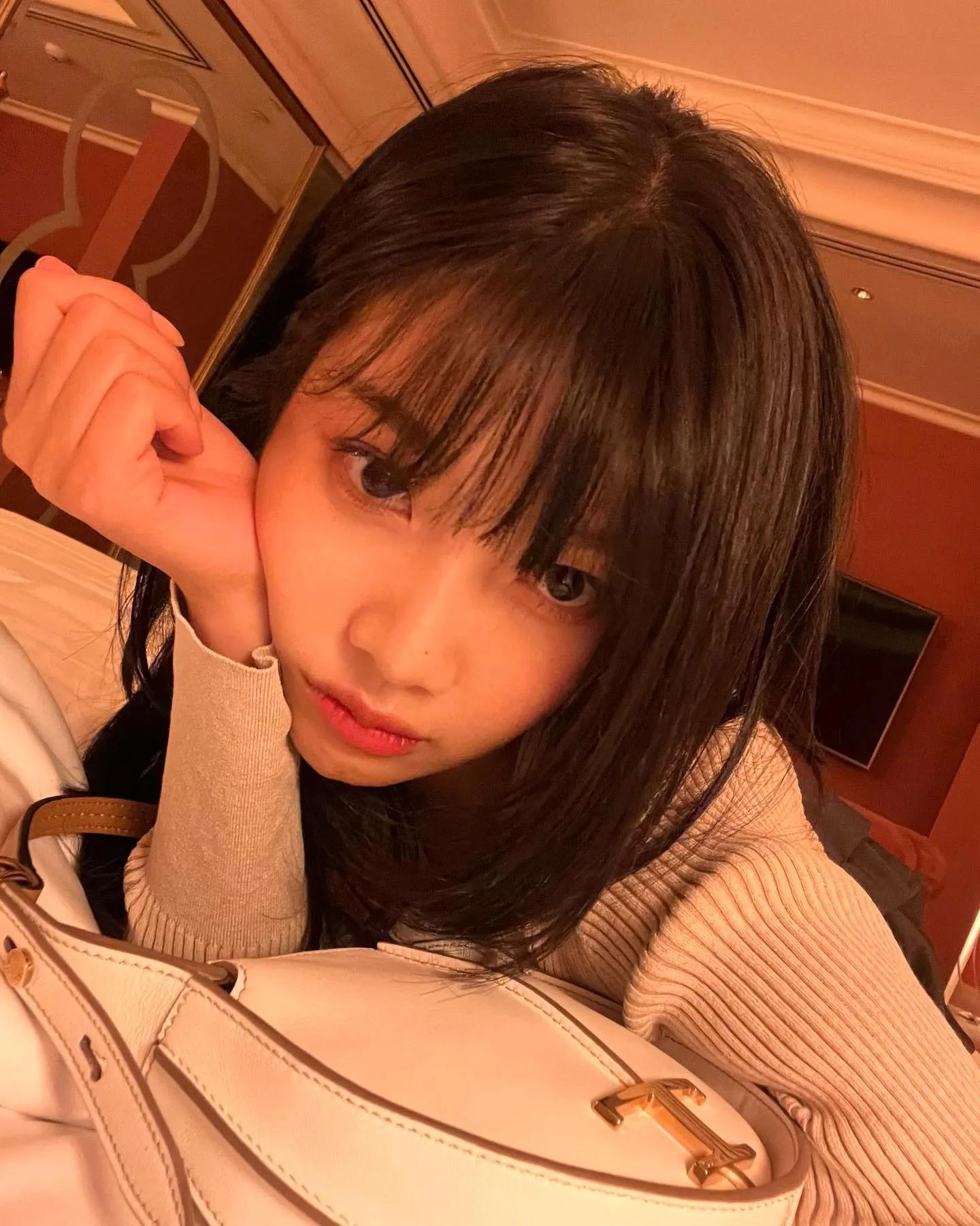 Red Velvet|Red Velvet朴秀荣晒酒店私照，166公分苗条身材，秀出筷子腿蚂蚁腰