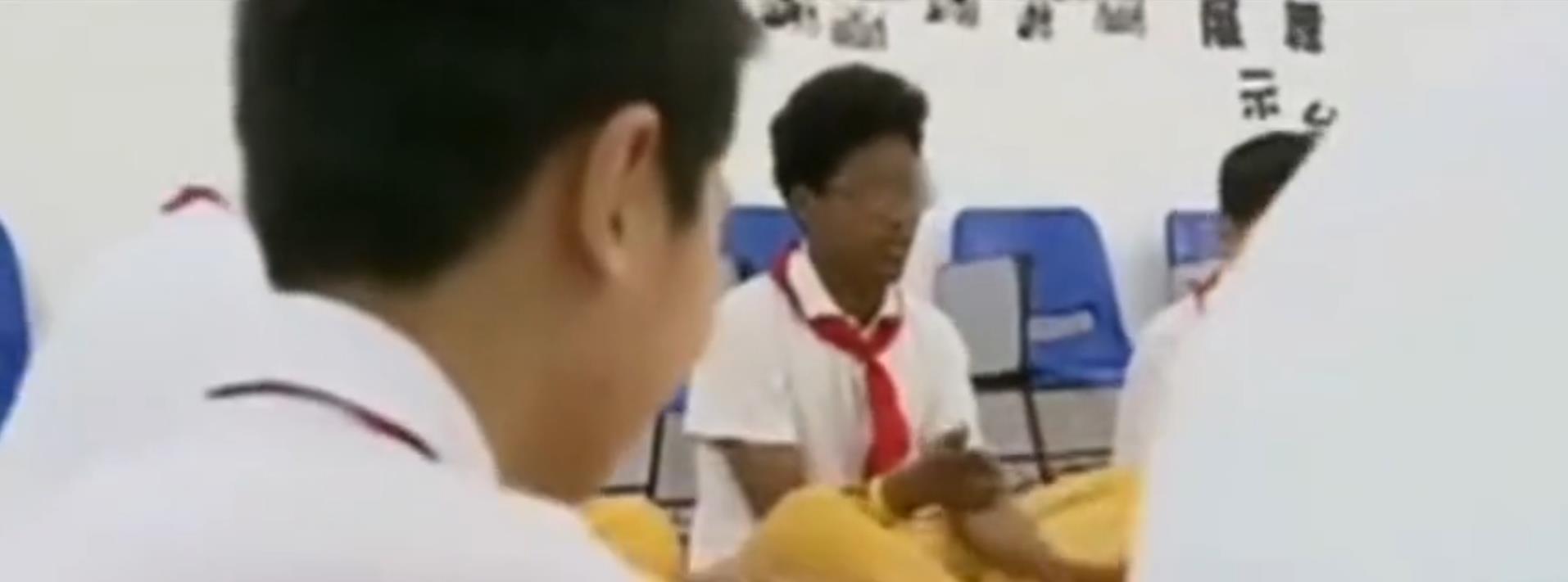 2019年,幼婴被母亲遗弃厕所,留下纸条:无力抚养,请好心人收养