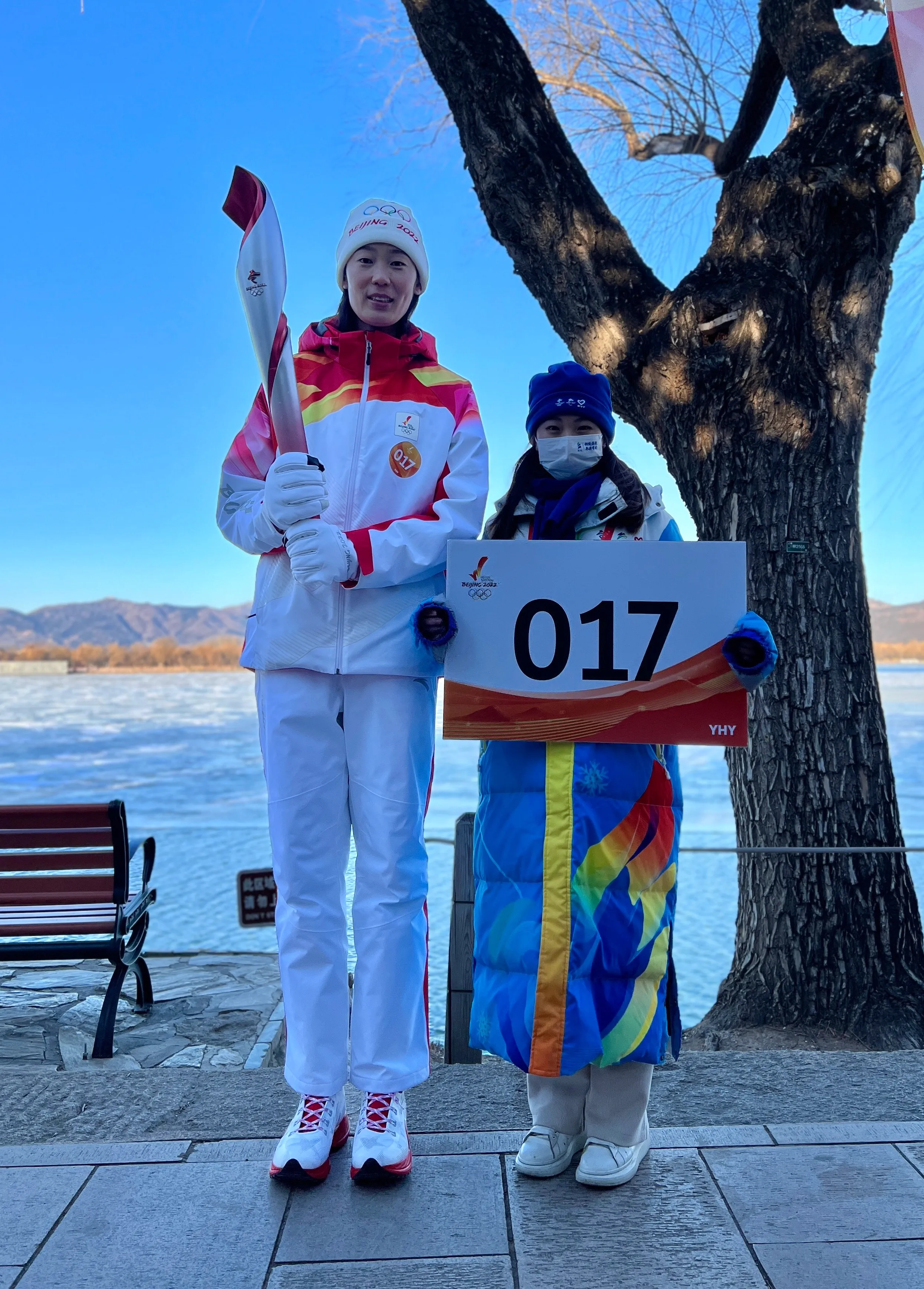 朱婷|朱婷参与冬奥火炬传递，与老朋友合影，手术时间仍是关注重点