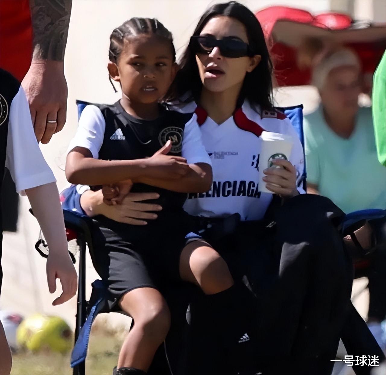 金·卡戴珊|卡戴珊现身球场，穿10号球衣+拖鞋，继续秀身材，5岁儿子爱踢球