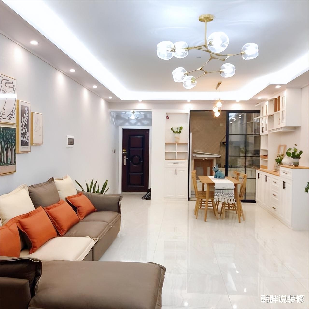 她把新房晒到网上,装修效果很简洁,却因衣柜里面装厕所“火”了