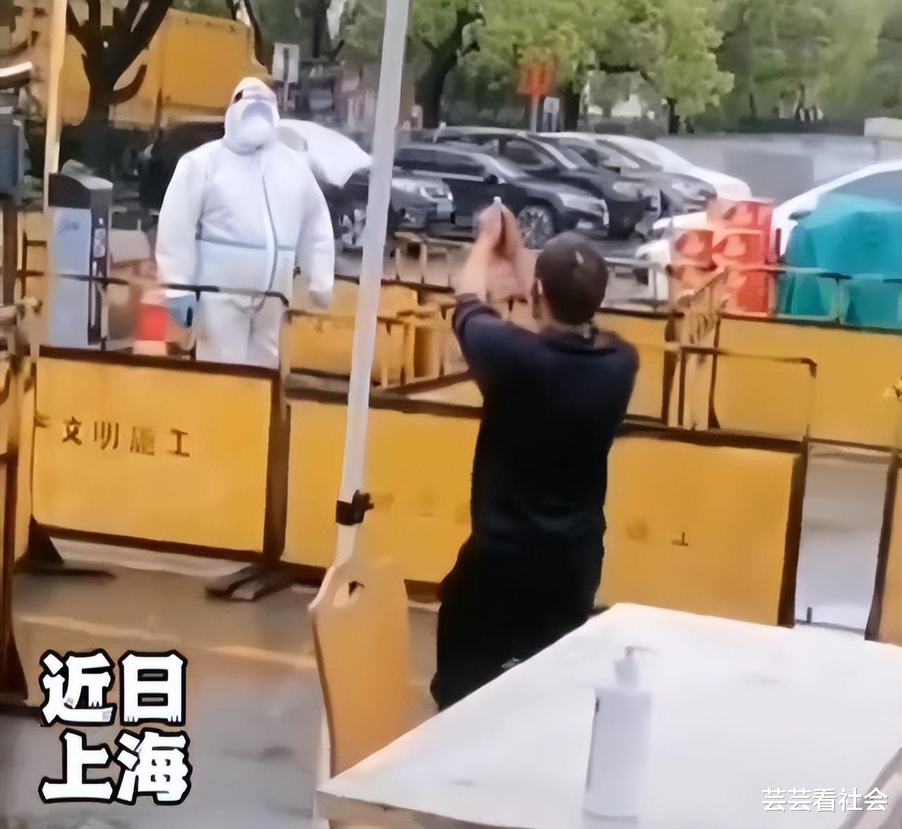 上海:男子向大白下跪乞求想进方舱,只因为没钱交房租