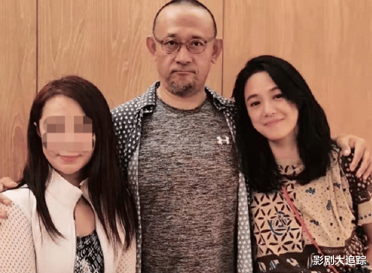 姜文|59岁姜文与二婚老婆排队核酸！身形暴瘦变年轻，妻子扎小辫显俏皮