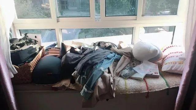 飘窗好好用,不得不说很划算,打排格子柜代替沙发,可休闲可收纳