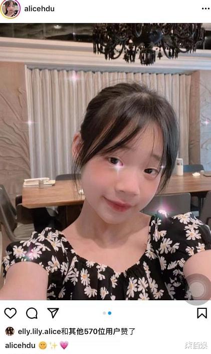 小S|小S三女儿臭美自拍，十岁许老三穿碎花裙凹造型，星范十足