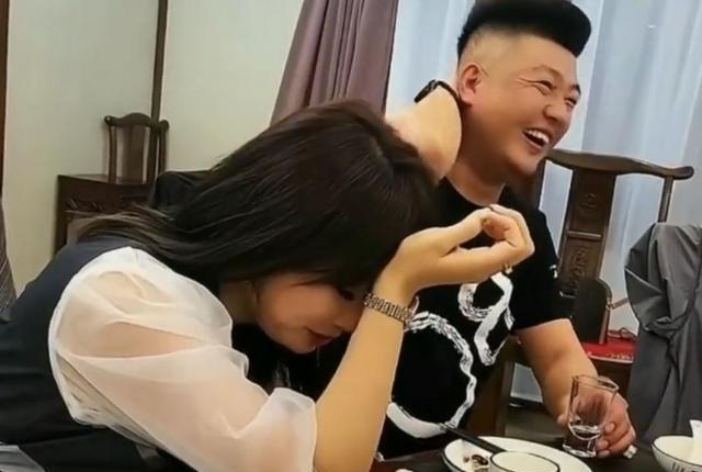 女子怒斥男子接近醉酒闺蜜,闺蜜唇语怒骂女子,继续朝男子靠拢