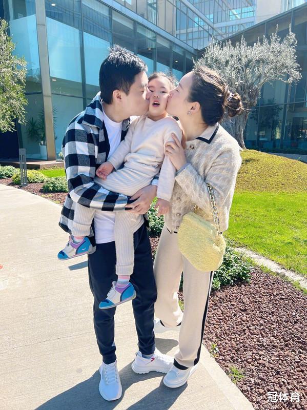 丁俊晖|丁俊晖晒一家三口照片！夫妻同时亲吻女儿，小姑娘“惊慌失措”