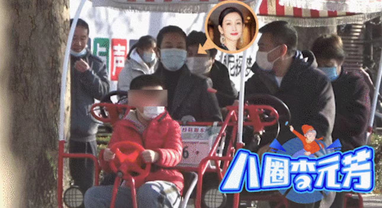 秦海璐|秦海璐携家人骑脚踏车！背万元包素颜显浮肿，患巨婴症儿子颜值高