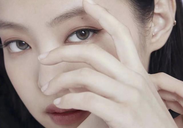 眼线 这是一篇《春节妆容日历》,没来得及美甲、种睫毛的……这篇帮你们“扳回一城”