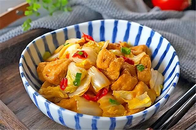 白菜炖豆腐正宗的做法，教你1个秘制配方，出锅挑食小孩都抢吃光
