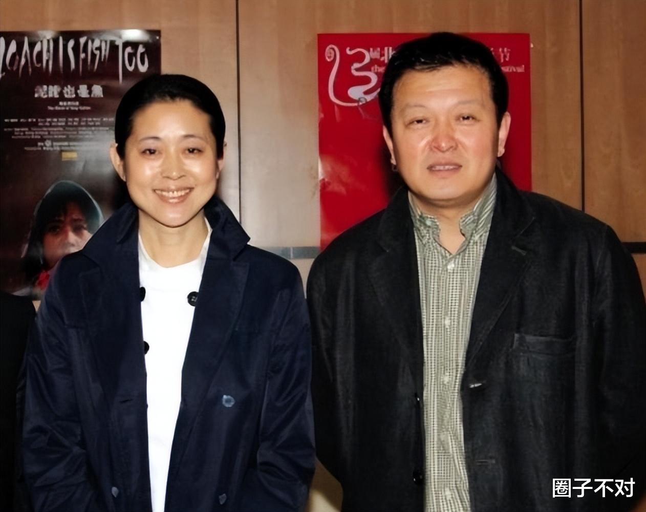 倪萍|倪萍：三婚两次失败，为救儿子给冯小刚下跪，46岁嫁导演终获幸福