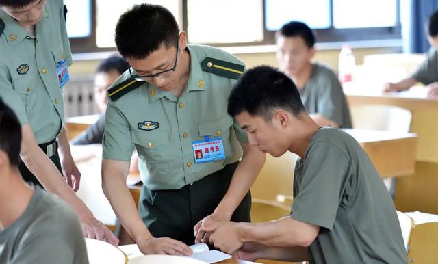 张爱萍|军队文职待遇香甜，却90%的人都考不上，普通毕业生差在哪里？