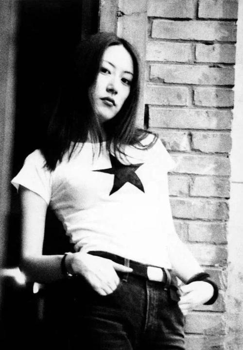 窦唯|窦唯妈妈:为儿子失败的婚姻买单,愧对俩孙女,还好有王菲治愈她